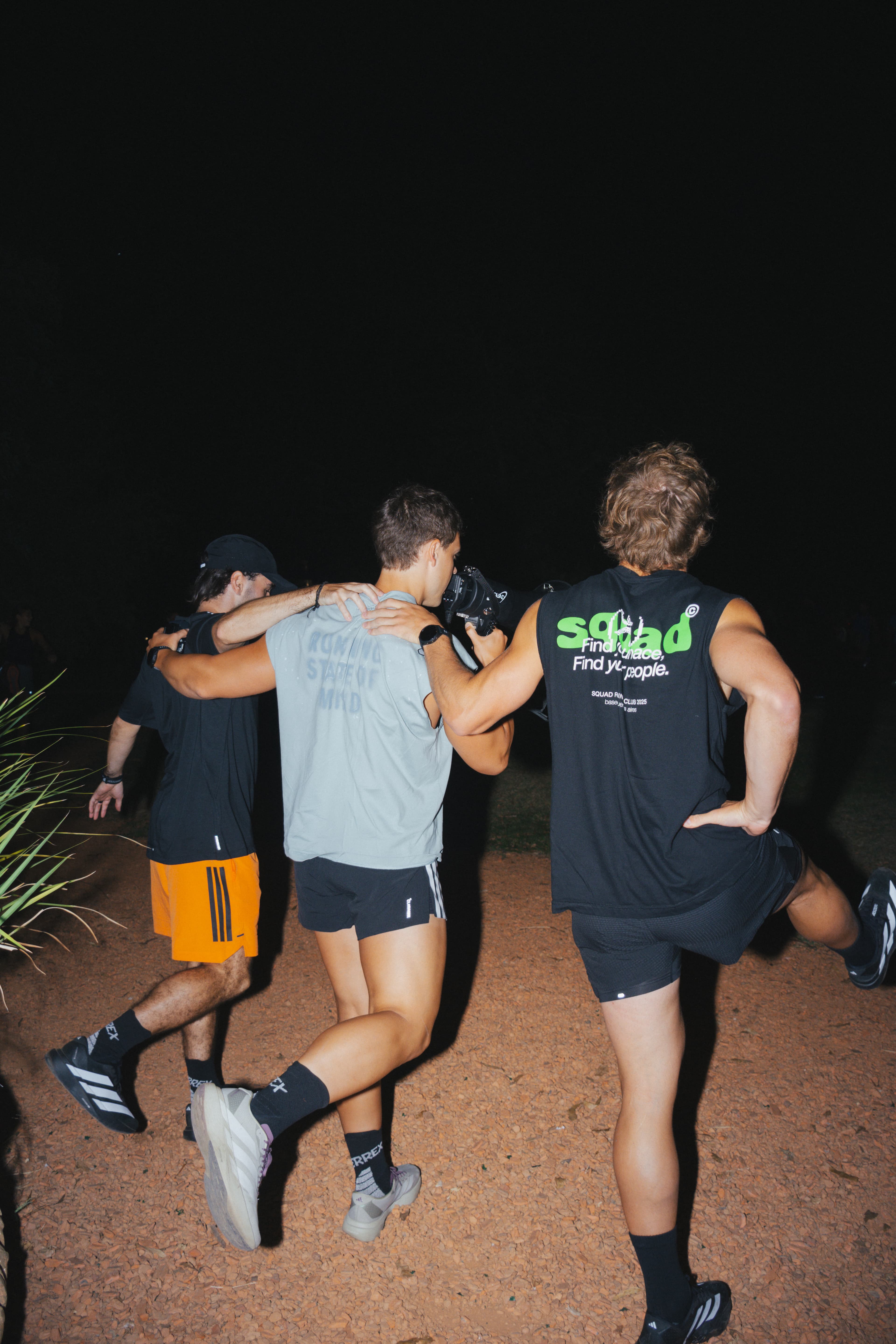 SQUAD crew corriendo juntos